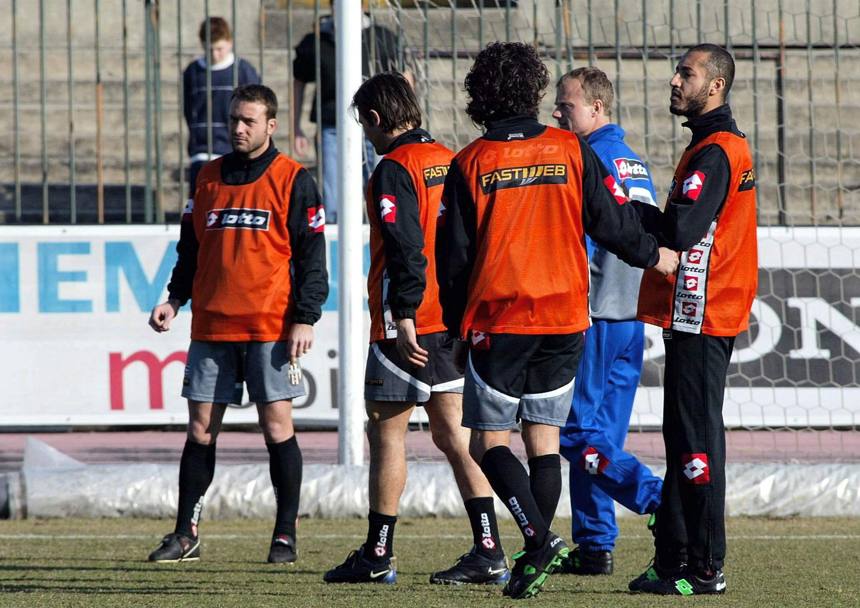Un allenamento con la Juve di cui  stato azionista: da sinistra Alessandro Birindelli, Antonio Conte e Michele Paramatti (di spalle). Ansa